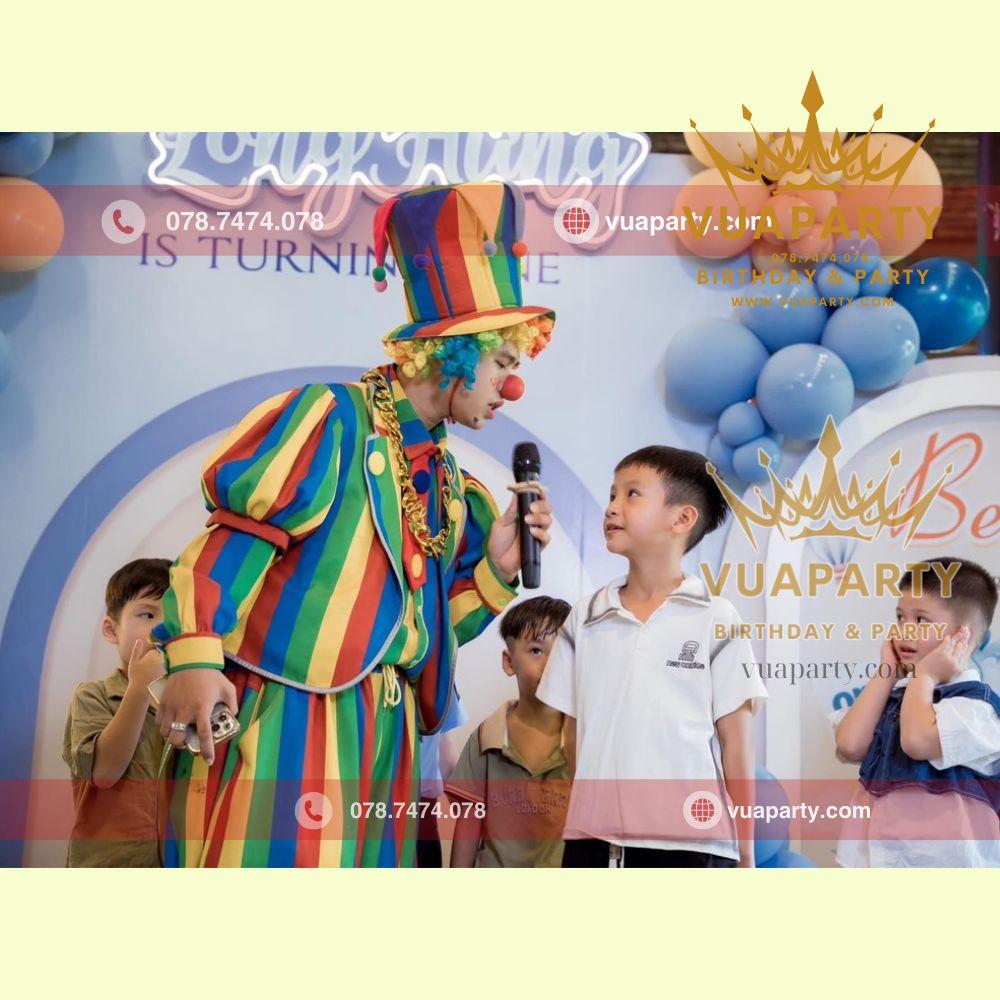 Chú hề sinh nhật tổ chức trò chơi cho các bé