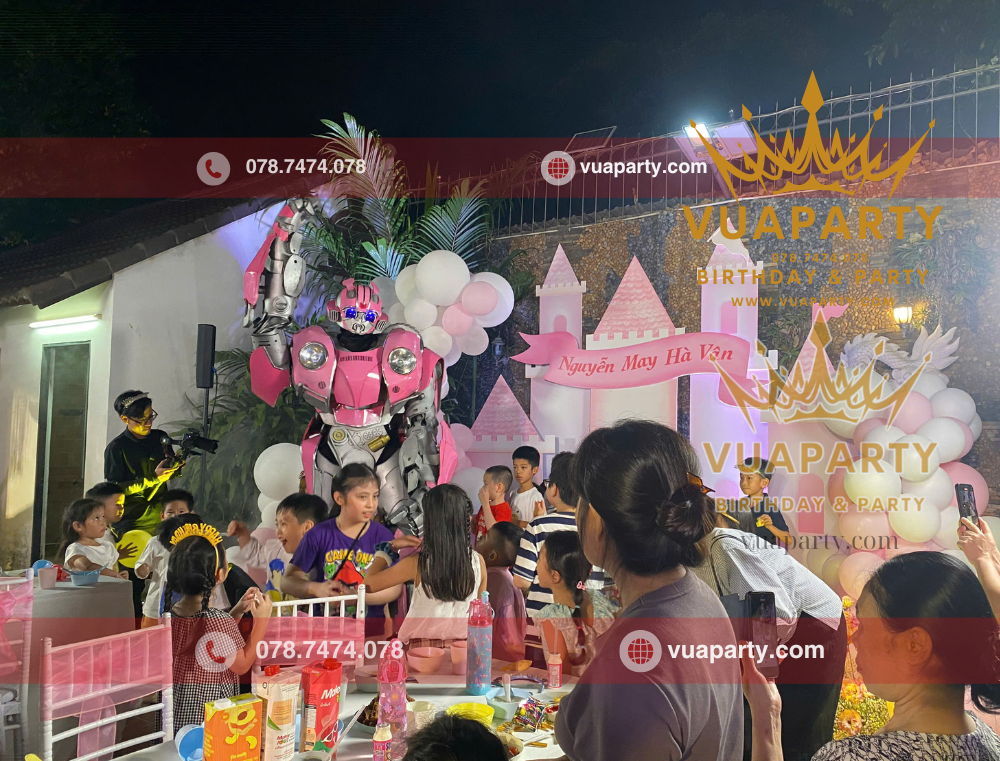 Robot khổng lồ biểu diễn tại tiệc sinh nhật bé May do Vua Party cug cấp