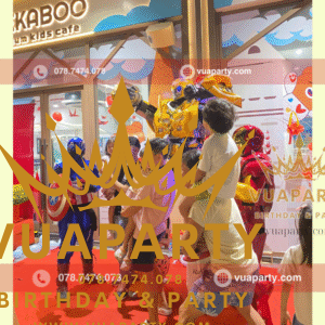 Robot mascot chụp ảnh checkin cùng khách hàng tại quán Cafe Kids do Vua Party cng cấp