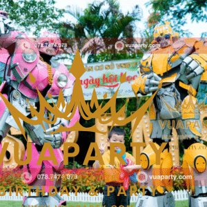 Trẻ em chụp ảnh cùng Robot khổng lồ tại sự kiện thiếu nhi trường mầm non do Vua Party cung cấp