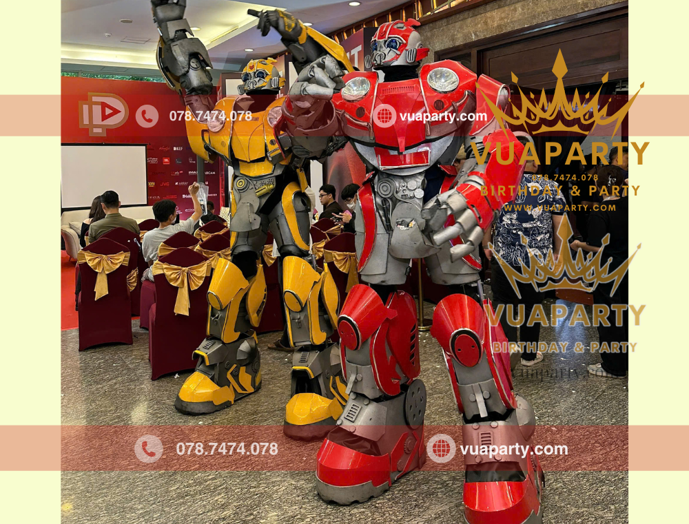 Dịch vụ cho thuê Robot khổng lồ Bumblebee màu đỏ tại sự kiện khai trương do Vua Party cho thuê tại Tp.HCM