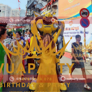 Robot bumblebee màu vàng do Vua Party cho thuê tại sự kiện check in cùng với khách mời sự kiện