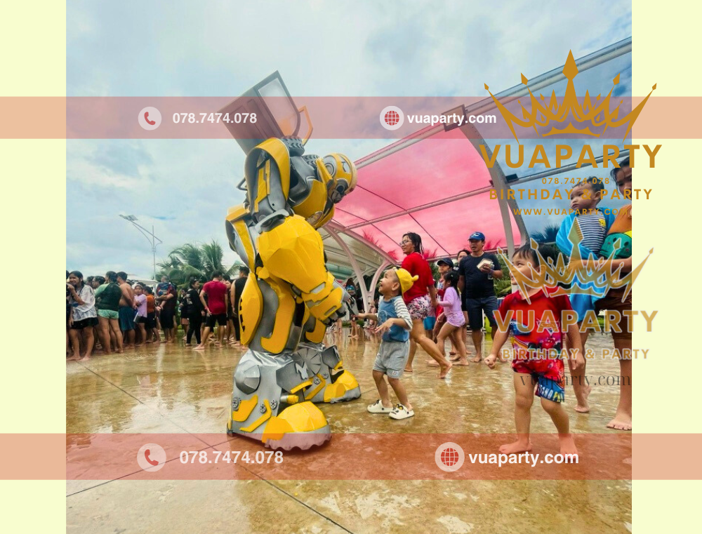 Robot khổng lồ Bumblebee màu vàng do Vua Party cho thuê tại sự kiên
