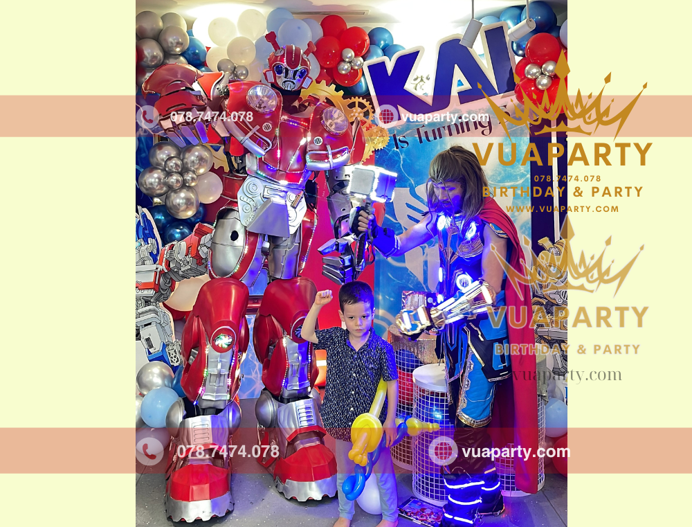 Robot Bumblebee màu đỏ cùng nhân vật thần Thor tại tiệc sinh nhật lần thứ 5 của Kai do Vua Party cung cấp