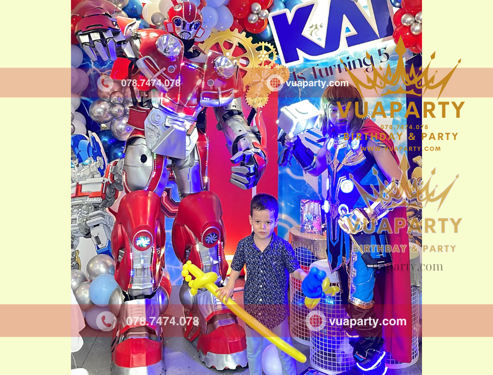 Robot Bumblebee màu đỏ do Vua Party cho thuê tại tiệc sinh nhật lần thứ 5 của Kai