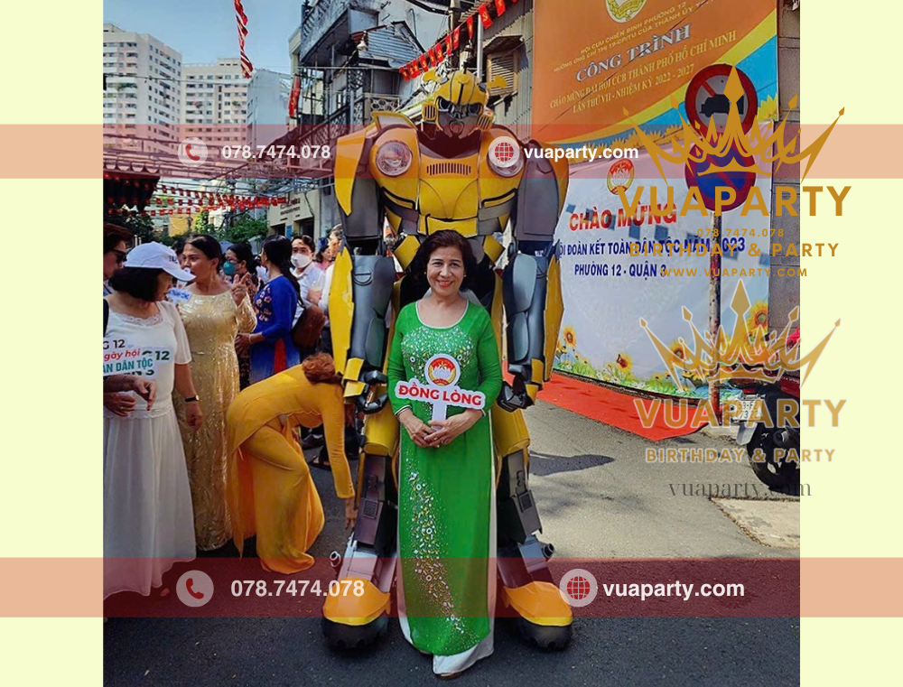 Robot bumblebee màu vàng check in cùng với khách mời sự kiện