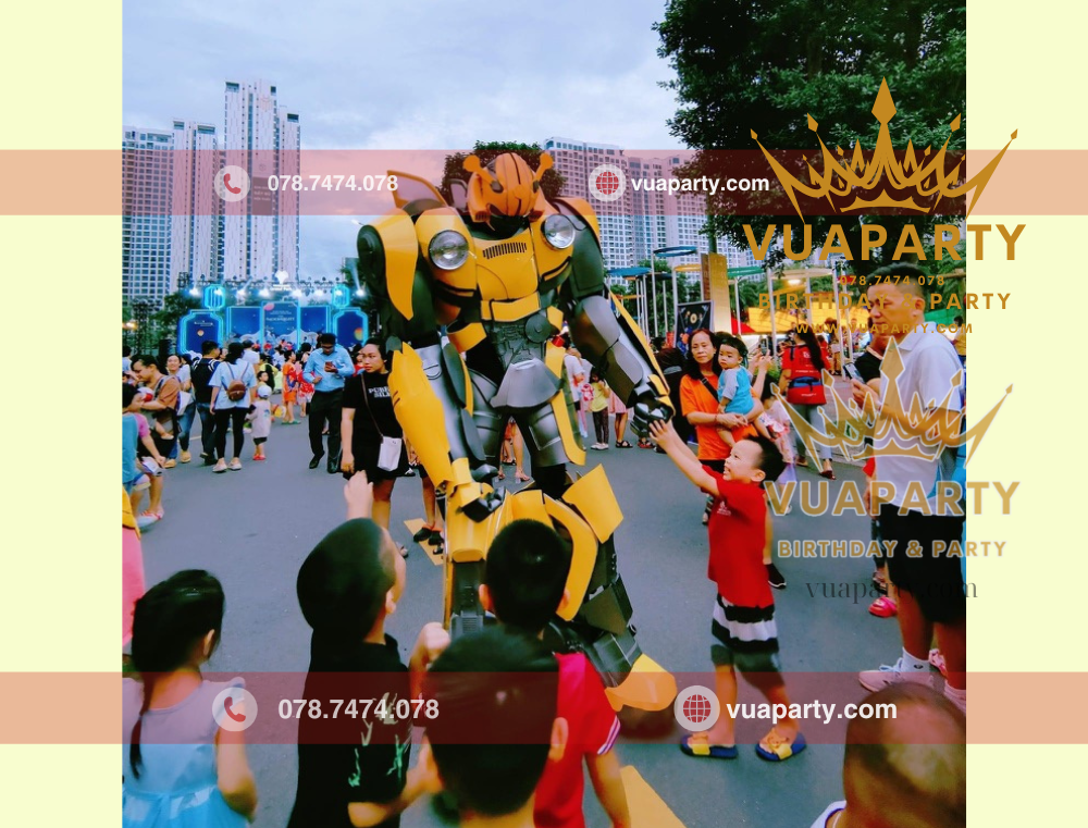 Robot khổng lồ thu hút các nhỏ tại sự kiện