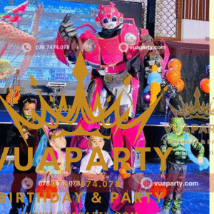 Robot khổng lồ màu hồng biểu diễn tại sự kiện lễ hội Halloween do Vua Party cung cấp