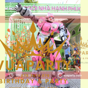 Cho thuê robot khổng lồ - Bumblebee màu hồng biểu diễn tại trường mầm non do vua Party cung cấp