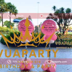 Trụ bong bóng Jumbo có decan in tên nhân vật chính hoặc sự kiện theo yêu cầu do Vua Party cung cấp
