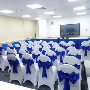 Cho thuê ghế dựa có đệm áo ghế trắng kèm nơ xanh