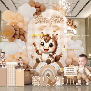 Mẫu trang trí đầy tháng bé trai tuổi ngọ tone nâu kem