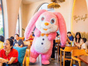 Cho thuê mascot thỏ hồng tai dài