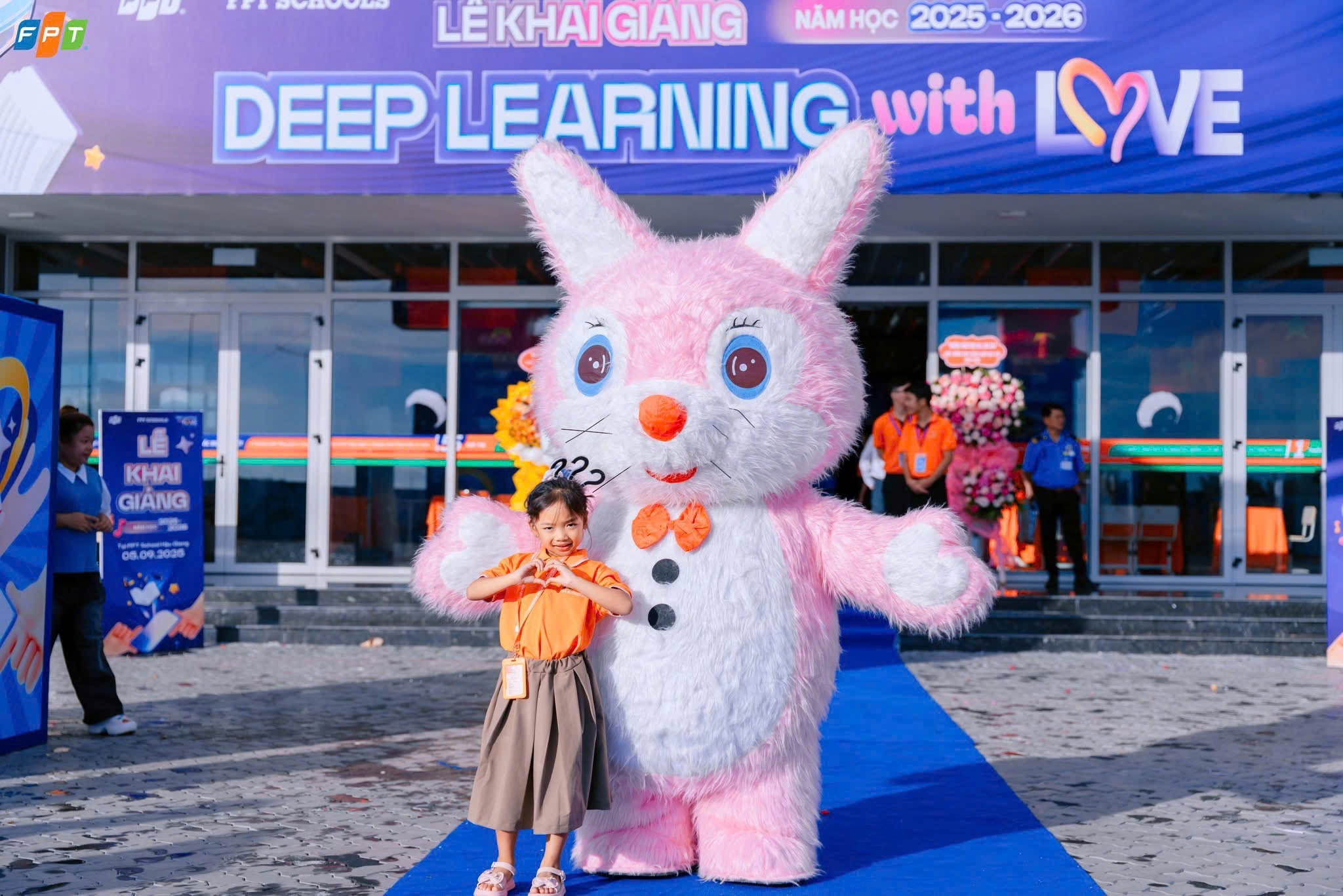 CHO THUÊ MASCOT THỎ HỒNG 2M Cho thuê mascot thỏ hồng 2m