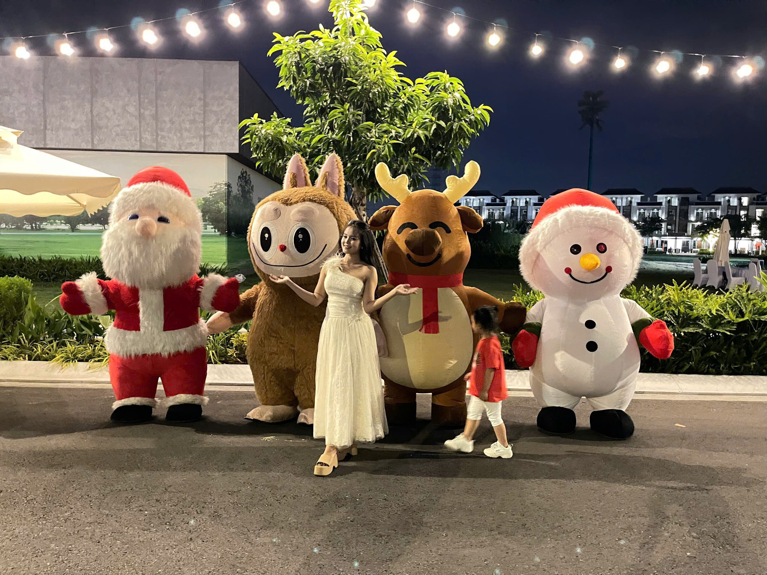 CHO THUÊ MASCOT TUẦN LỘC NGƯỜI TUYẾT TẠI HCM Cho thuê mascot tuần lộc người tuyết tại HCM