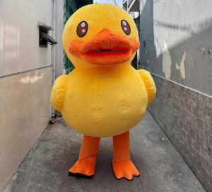Cho thuê mascot vịt vàng cao 2m